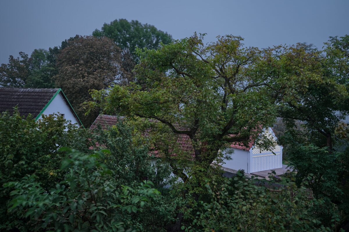 Na návštěvě / Moderní dům, který cituje chrámovou architekturu